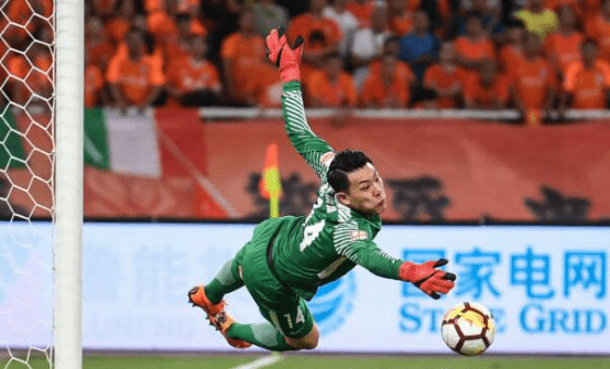  曼城门神开挂零封，埃德森扑点助队夺冠  