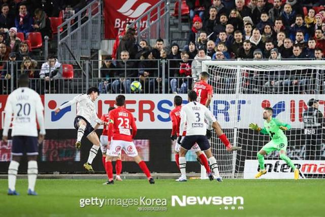  布雷斯特定位球战术奏效，法甲高空争顶占据优势