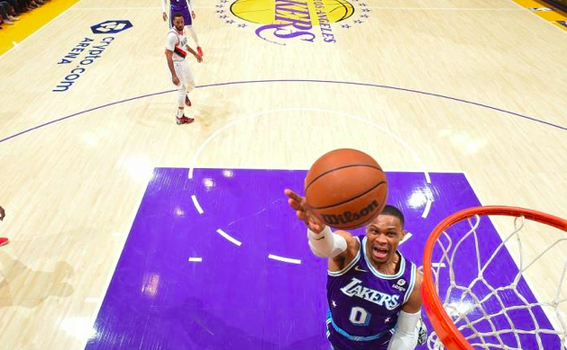  公牛,德罗赞读秒极限后仰跳投绝杀湖人,芝加哥上演黑色三分钟  